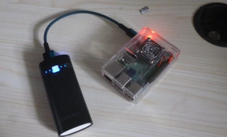 7 طرق لتشغيل Raspberry Pi بجانب مقبس الحائط