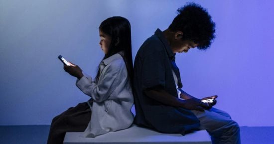لجنة حكومية فى إسبانيا تقترح وضع ملصقات صحية على الهواتف مثل السجائر لجنة حكومية فى إسبانيا تقترح وضع ملصقات صحية على الهواتف مثل السجائر